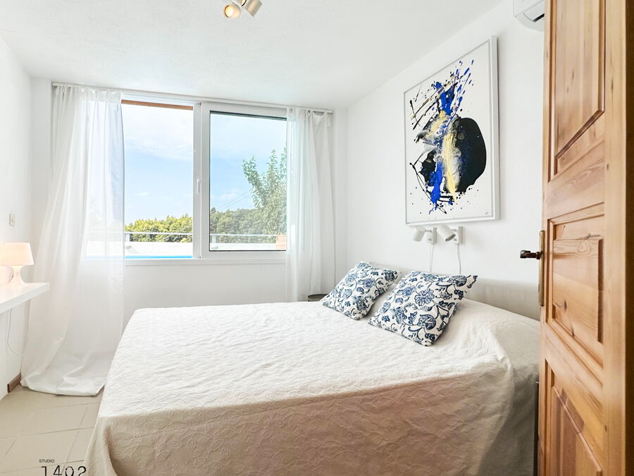 Bedroom with a window onto the greenery