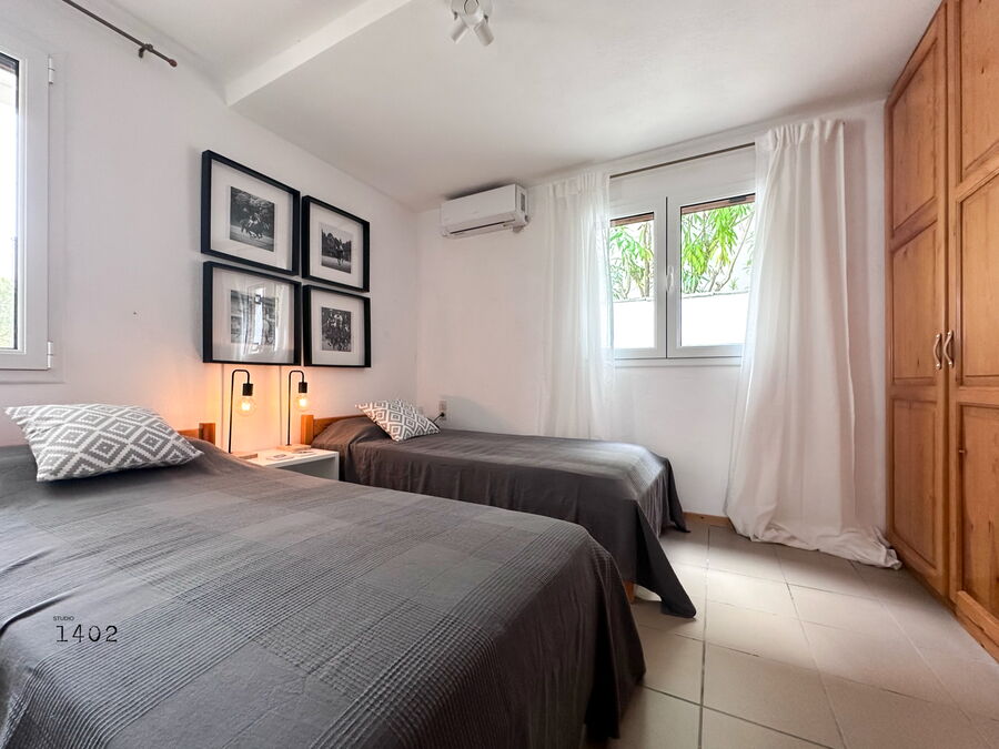 Twin bedroom with bedside lamps